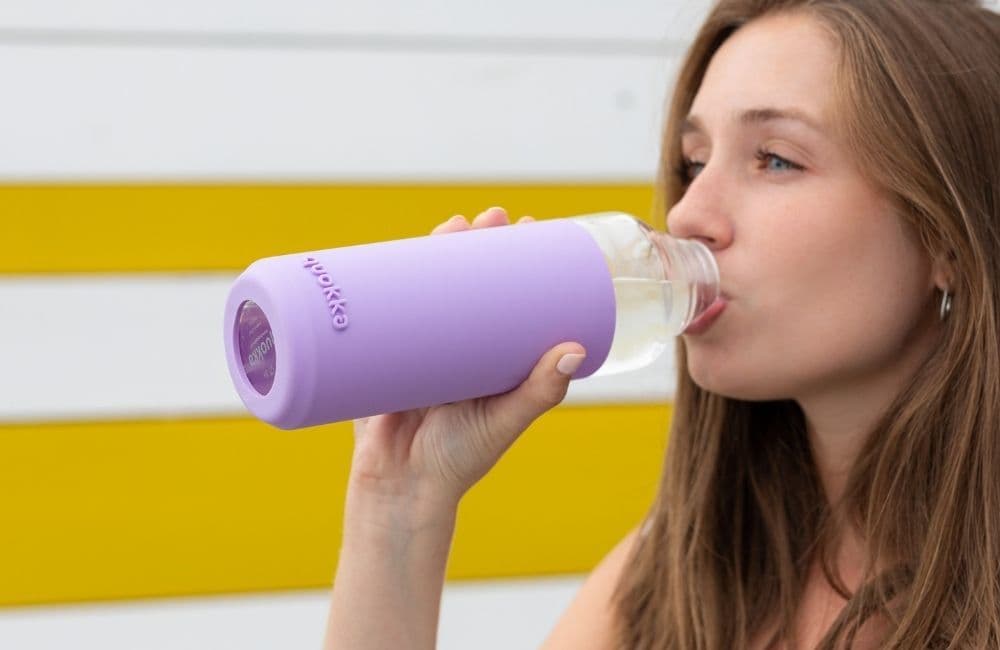 femme qui boit dans une gourde