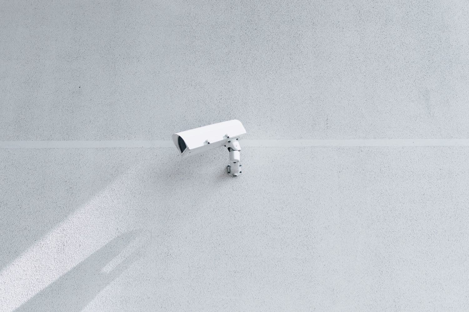 Système de vidéosurveillance sur le mur d’une maison