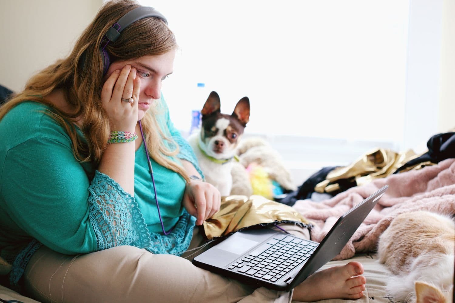 Personne stressée devant un ordinateur portable