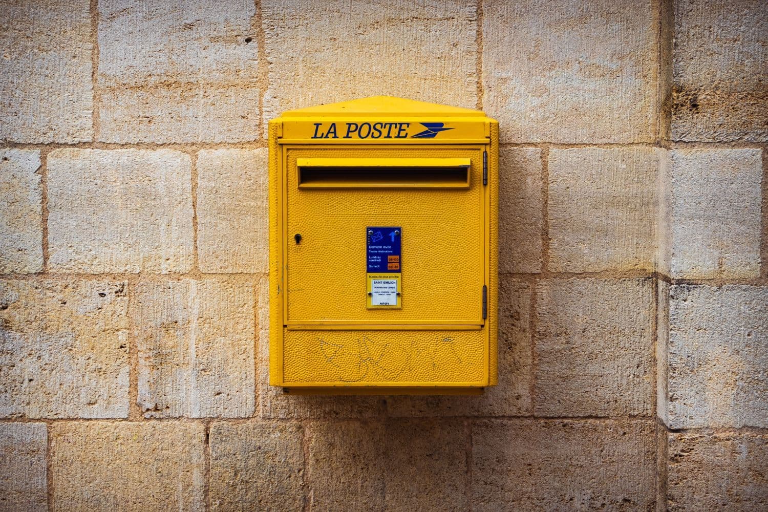 Boîte aux lettres jaune La Poste