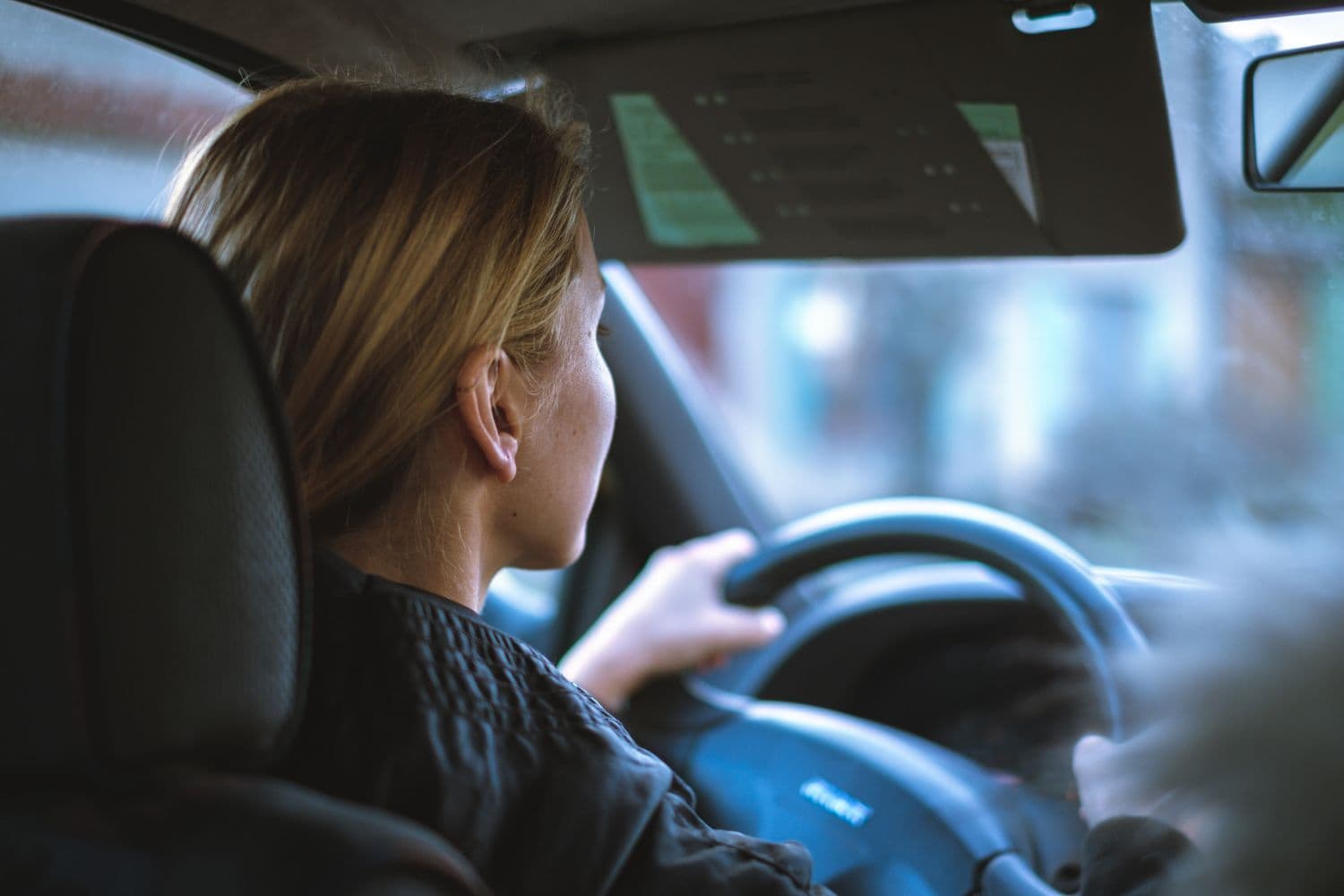Personne au volant d’une voiture