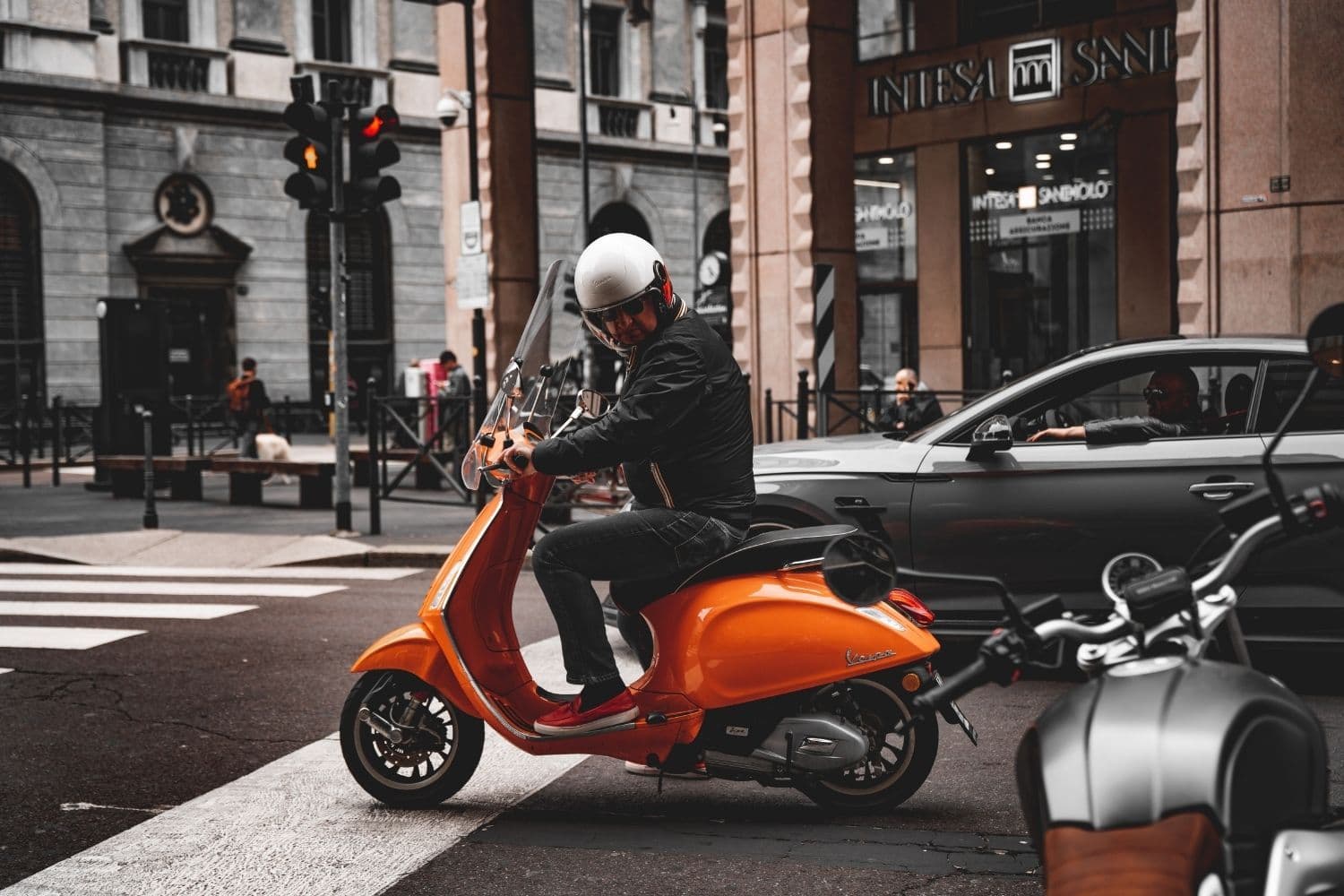 personne sur un scooter orange en ville
