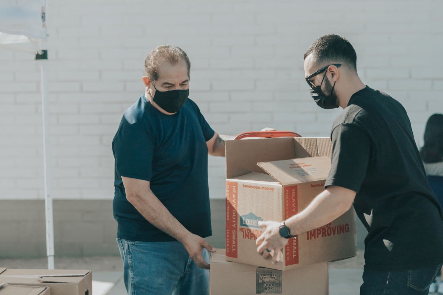 Deux personnes déménageant des cartons