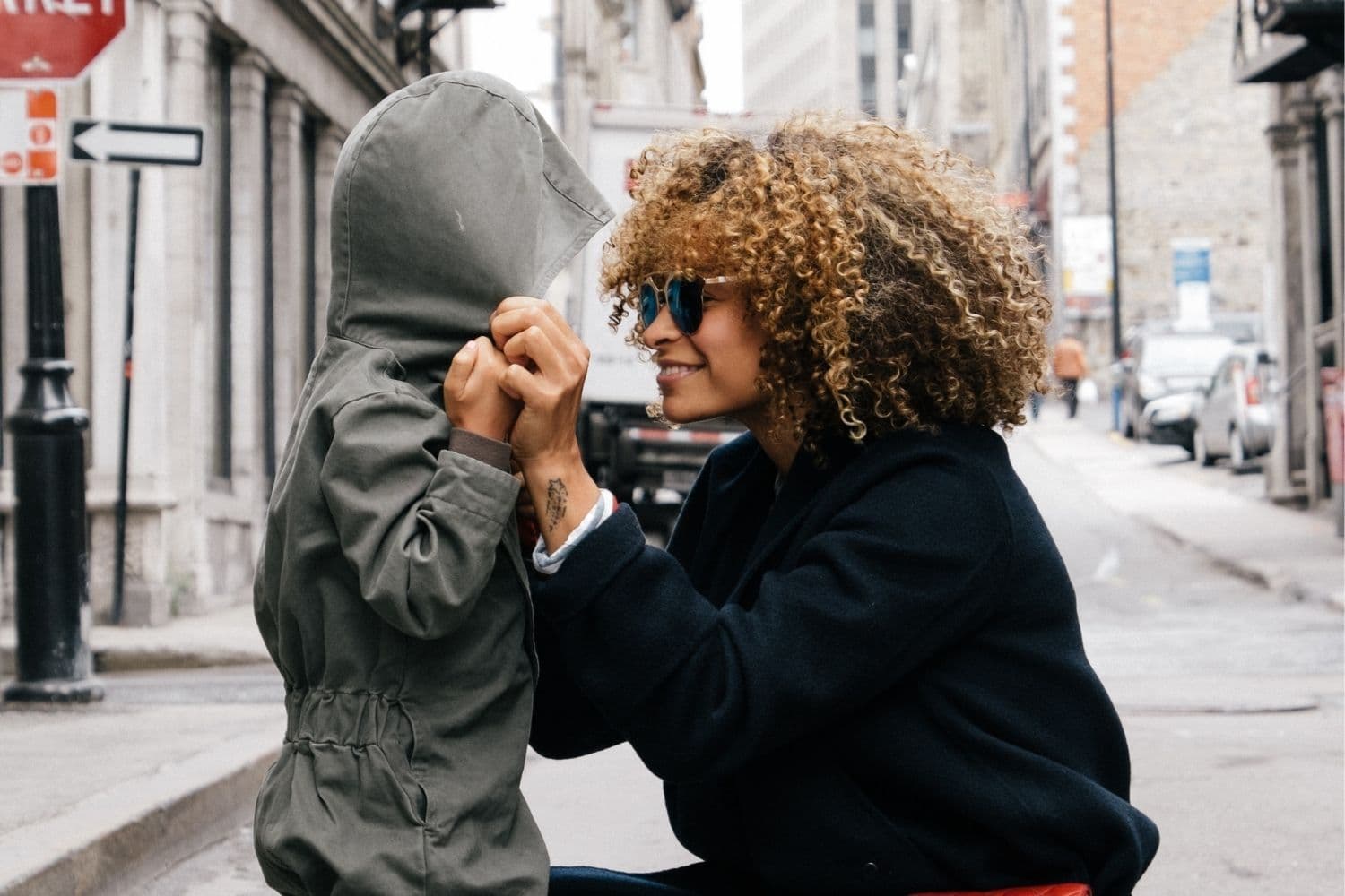 Parent et enfant dans une rue