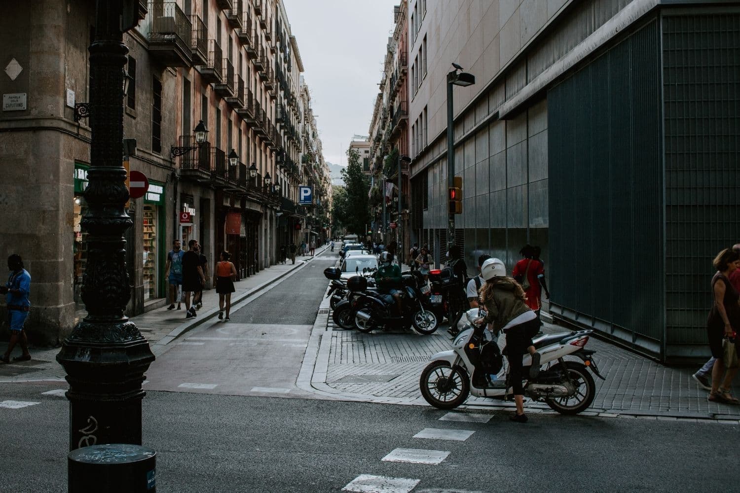 personne sur un scooter blanc en milieu urbain