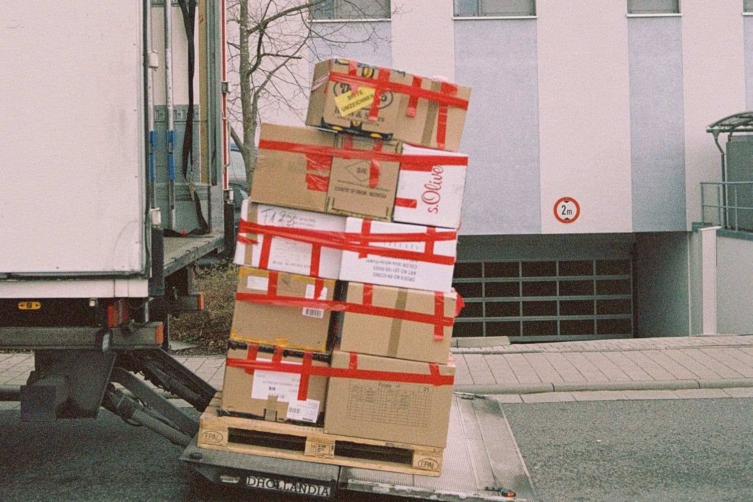 Cartons en train d’être chargés dans un camion de déménagement