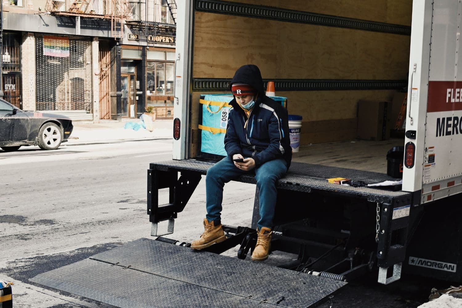 personne assise sur une rampe de chargement