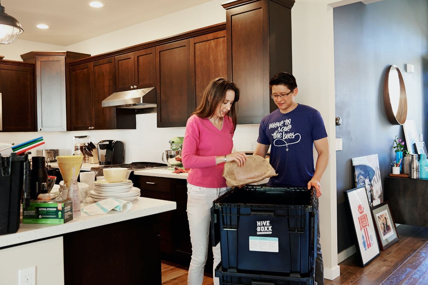 Personnes qui déménagent une cuisine