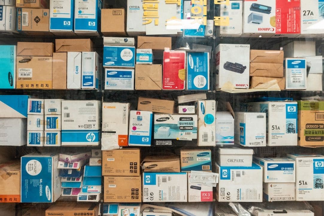 cartons de différentes couleurs et tailles