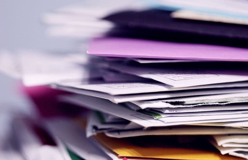 pile de documents sur un bureau