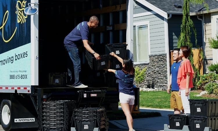 famille qui déménage au printemps