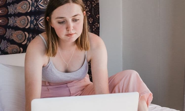 femme dans sa chambre sur son ordinateur