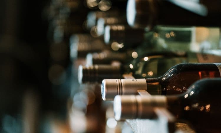 bouteilles de vin dans une cave