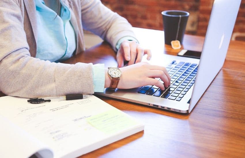 personne faisant sa comptabilité sur un ordinateur