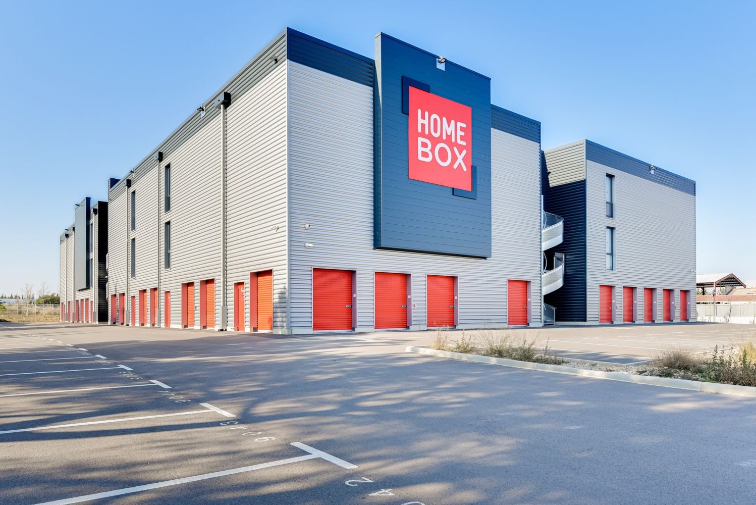 Façade extérieure du centre avec logo et boxes oranges en angle, HOMEBOX Perpignan, Zone Polygone Nord - 430 rue Louis Delage à Perpignan