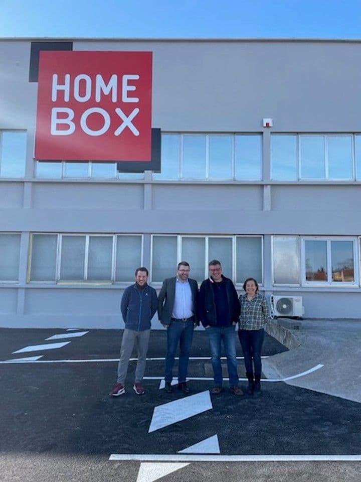 Équipe devant la façade et l'enseigne du centre, HOMEBOX Roanne, 213 Rue de Charlieu à Roanne