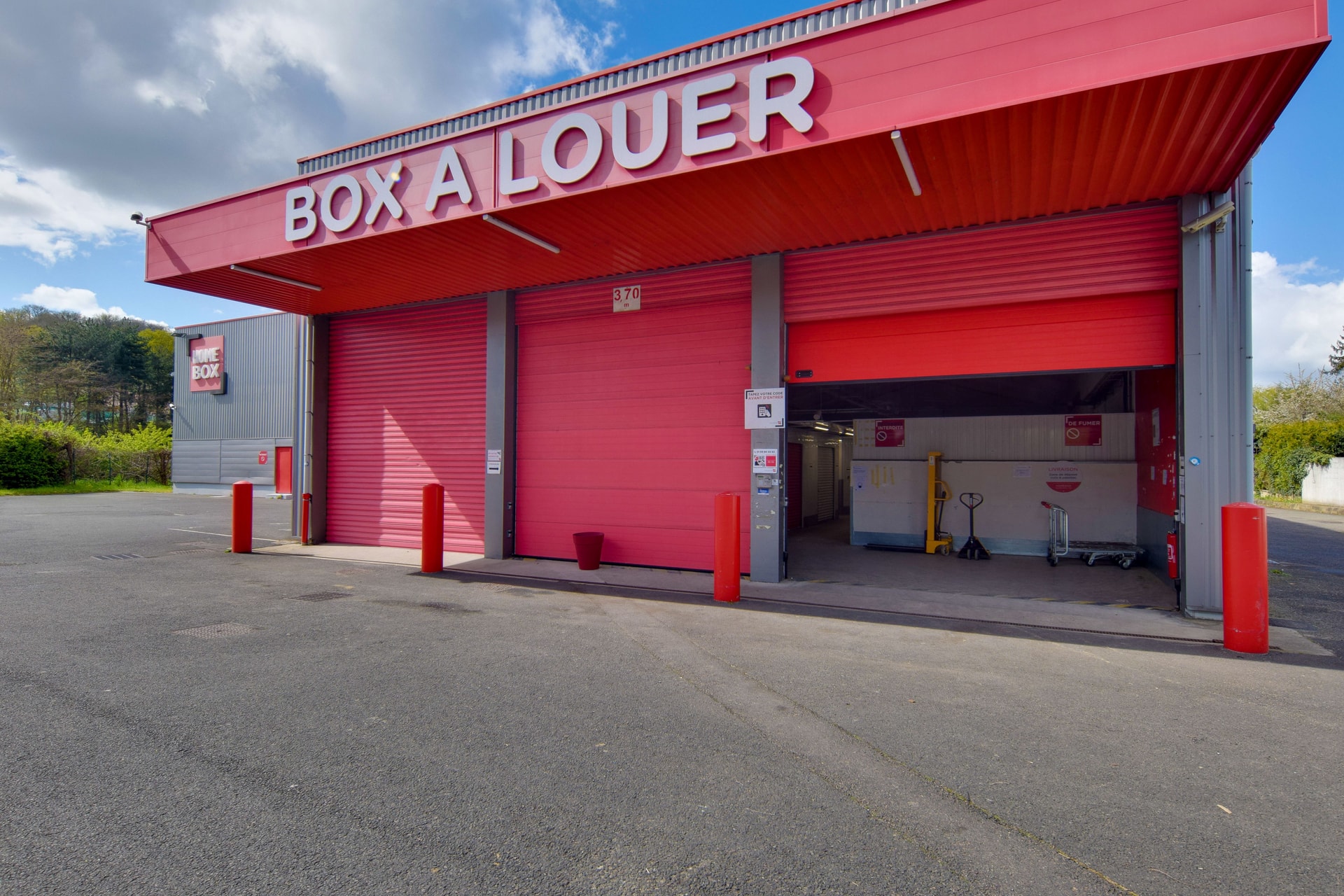 Entrée par l'extérieur dans les box du centre