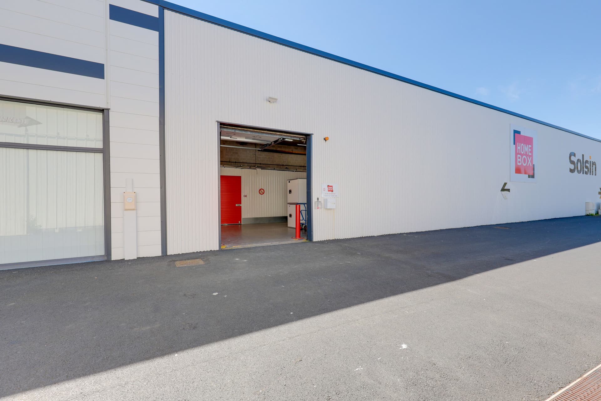 Entrée du quai de chargement vue depuis le parking, HOMEBOX Quimper Nord, 19 rue Nobel - Bât. 21 à Quimper