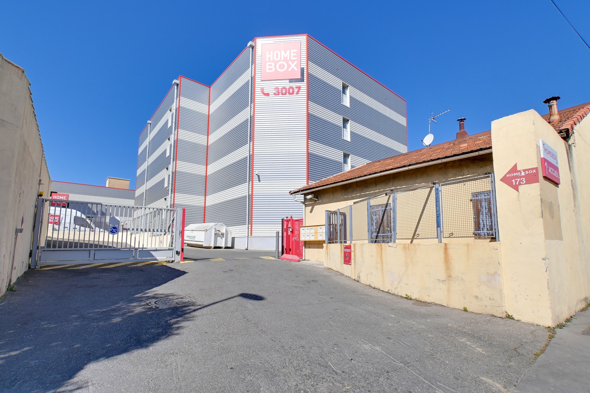 Bâtiment de stockage rouge et gris à plusieurs étages avec portail d'accès, HOMEBOX Marseille - Littoral, 173 chemin de la Madrague-Ville à Marseille