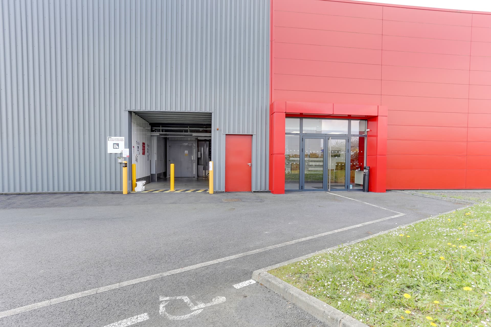 Entrée principale avec sas vitré et façade rouge vif, HOMEBOX Rennes - Le Rheu, 4 rue des Orchidées à Le Rheu
