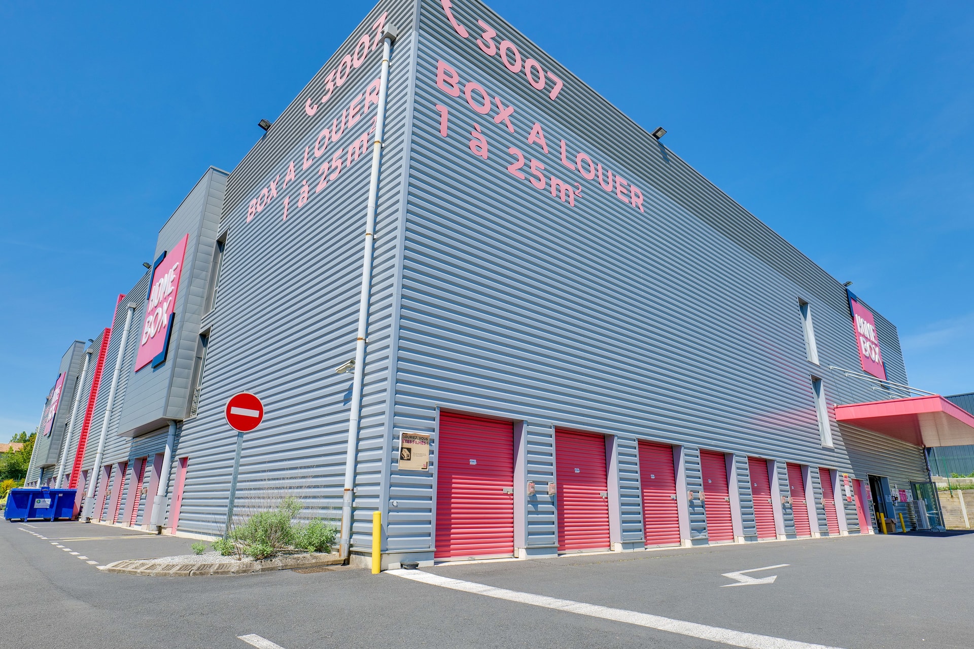 Façade d'angle gris avec rangée de box rouges Box à louer, HOMEBOX Limoges, 8 Allée Louis Daubenton ZAC Beaubreuil à Limoges
