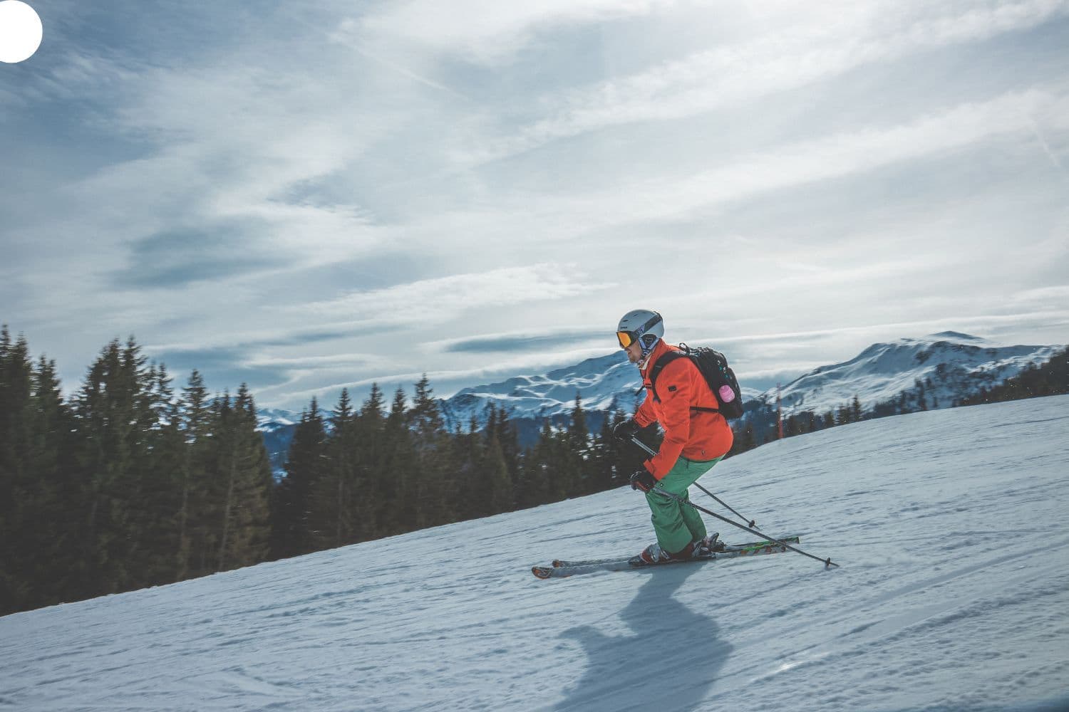 Personne faisant du ski par beau temps