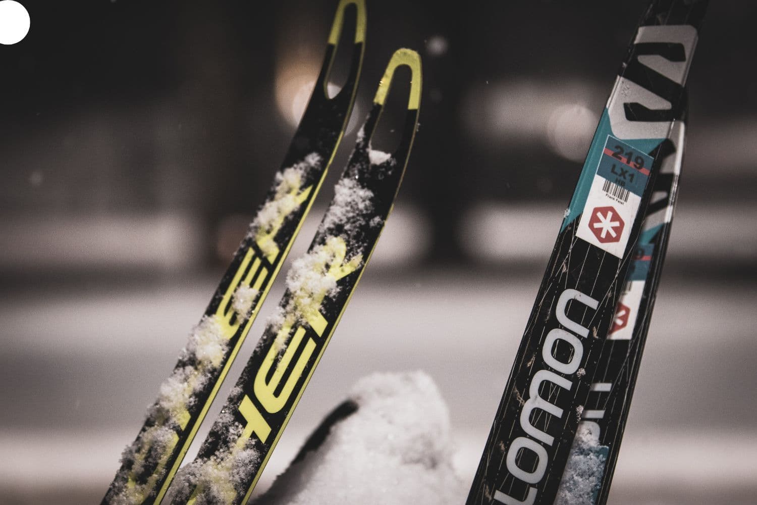 Paires de skis plantées dans la neige