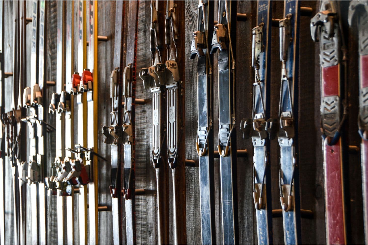 Skis rangés en station verticale au mur