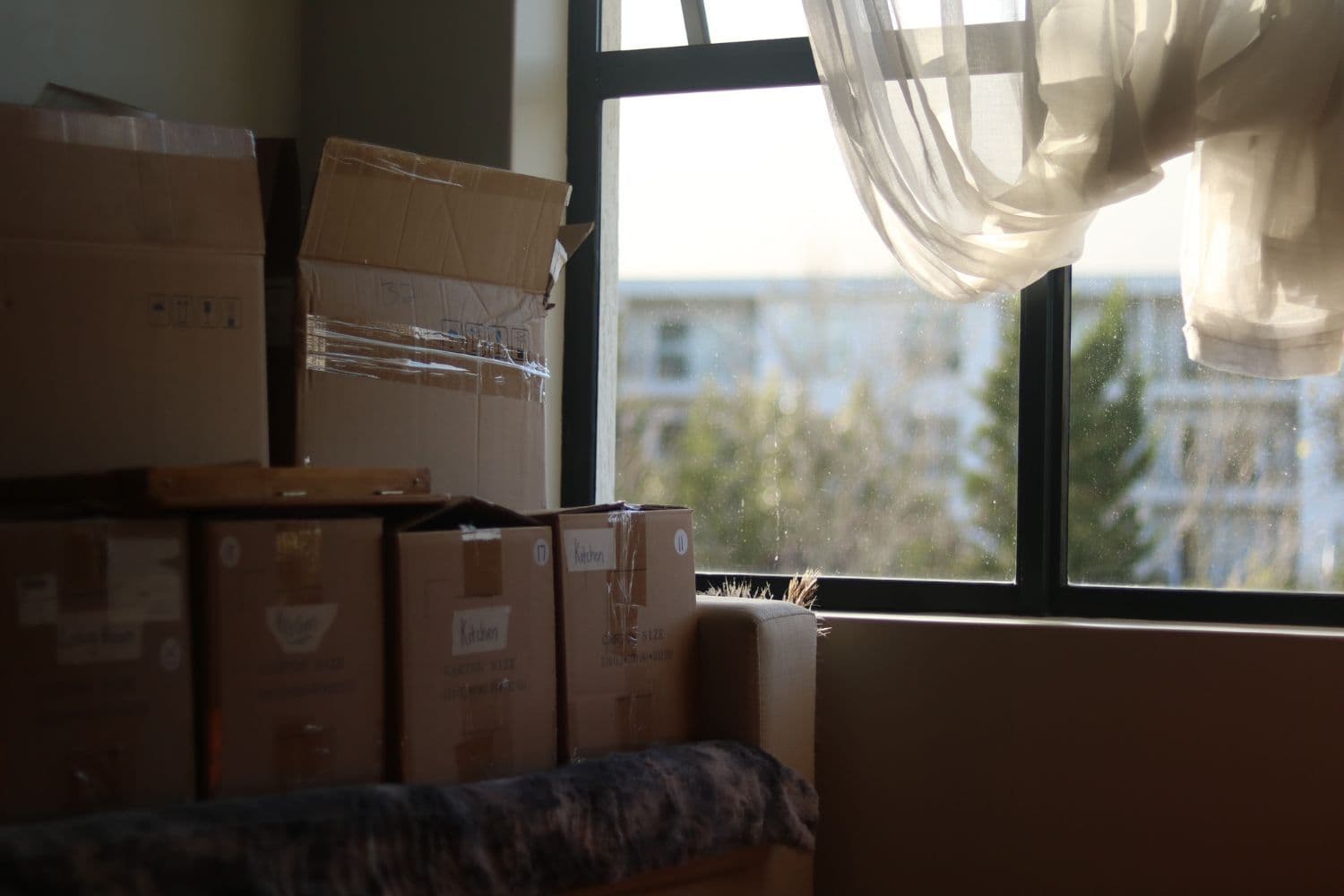 Cartons empilés près d’une fenêtre