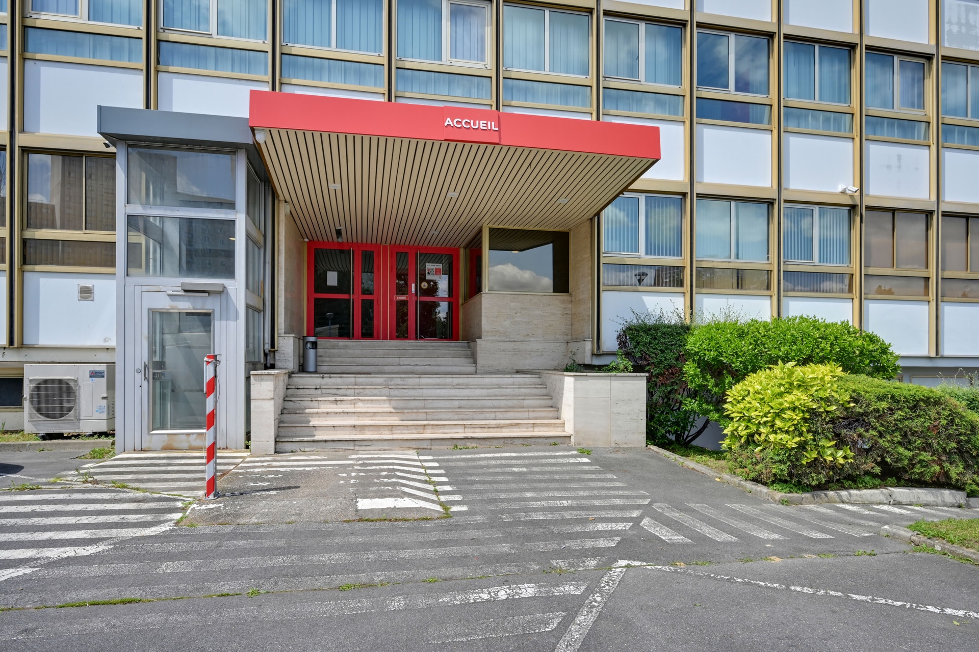Entrée principale du centre HOMEBOX Colombes – Nanterre, 48 rue de Seine, avec auvent rouge et portes vitrées.