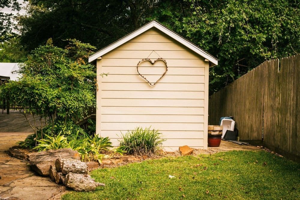Abri de jardin blanc en bois