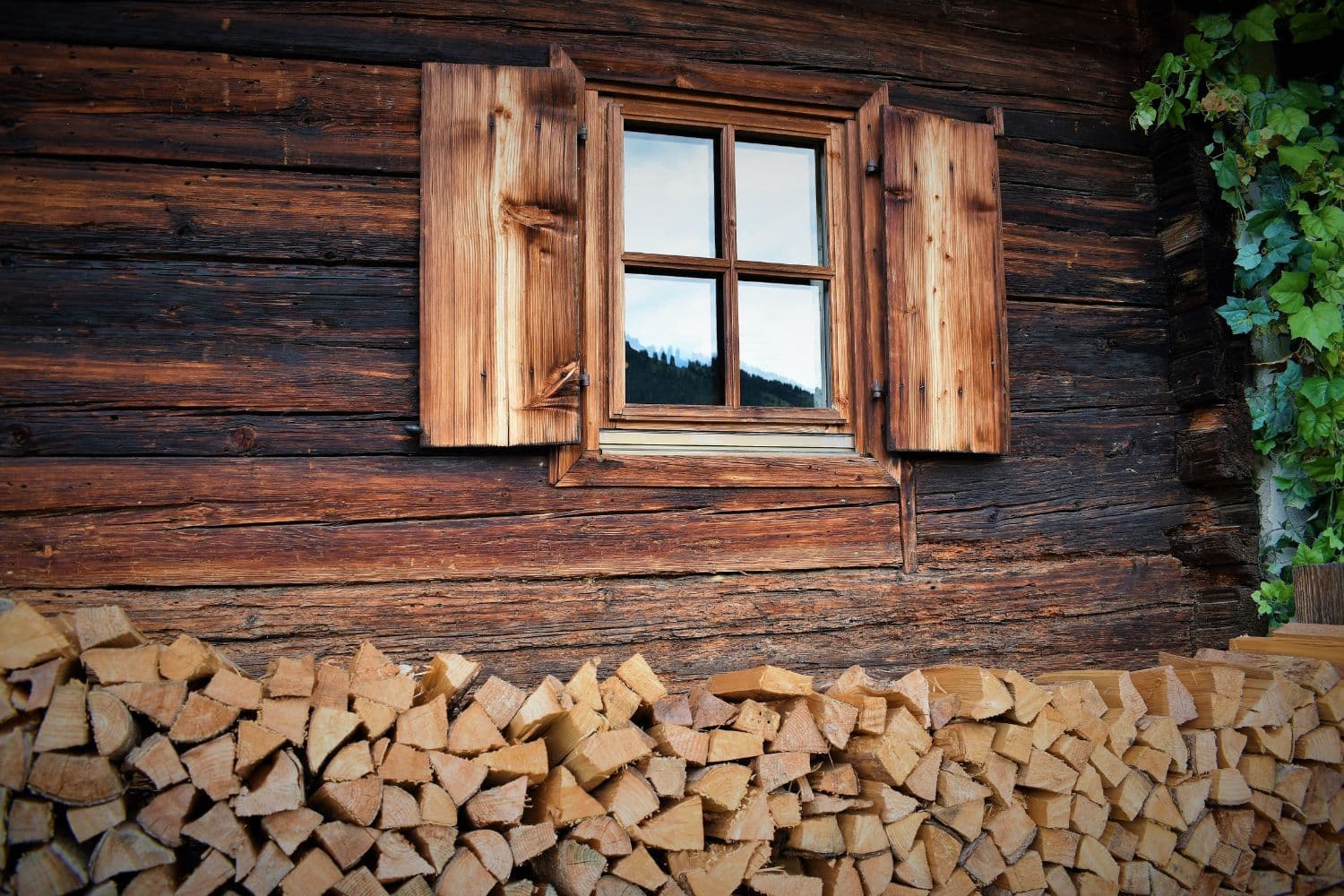 Bois de chauffage empilé contre un chalet