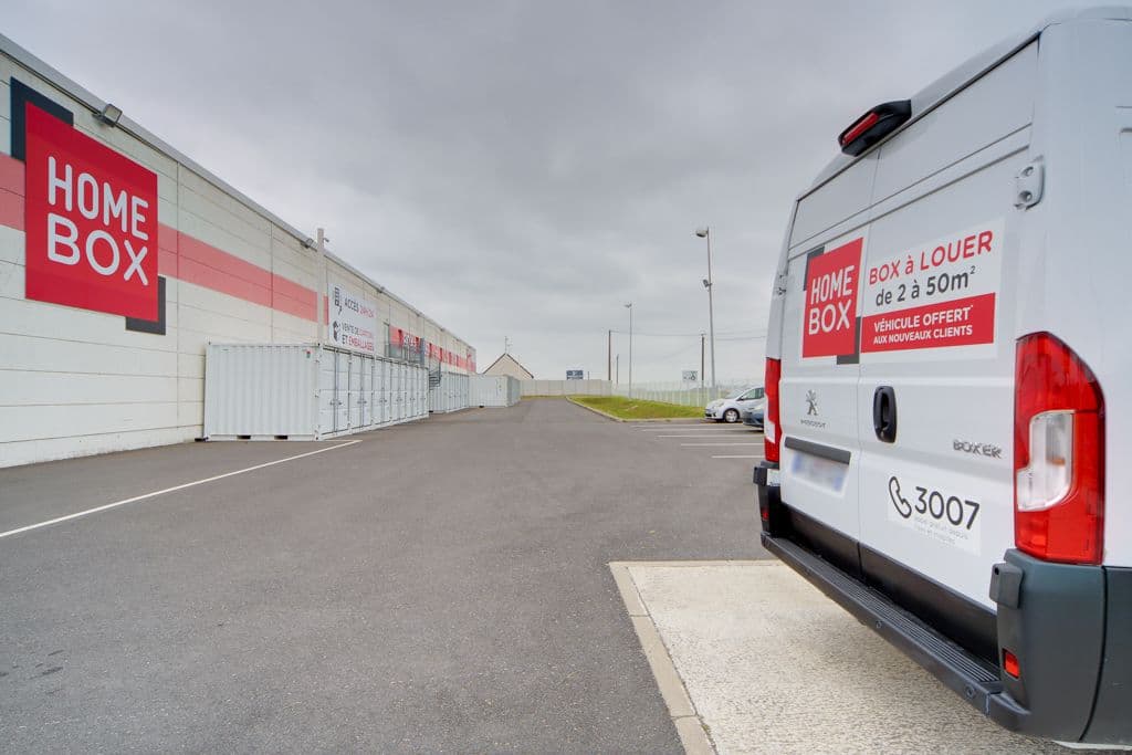 Camionnette HOMEBOX stationnée sur le site du centre HOMEBOX Blois.