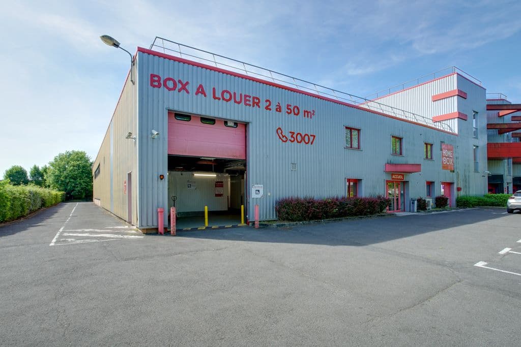 Façade du centre HOMEBOX Collégien, 9 allée du Clos des Charmes, avec grande porte d’accès.