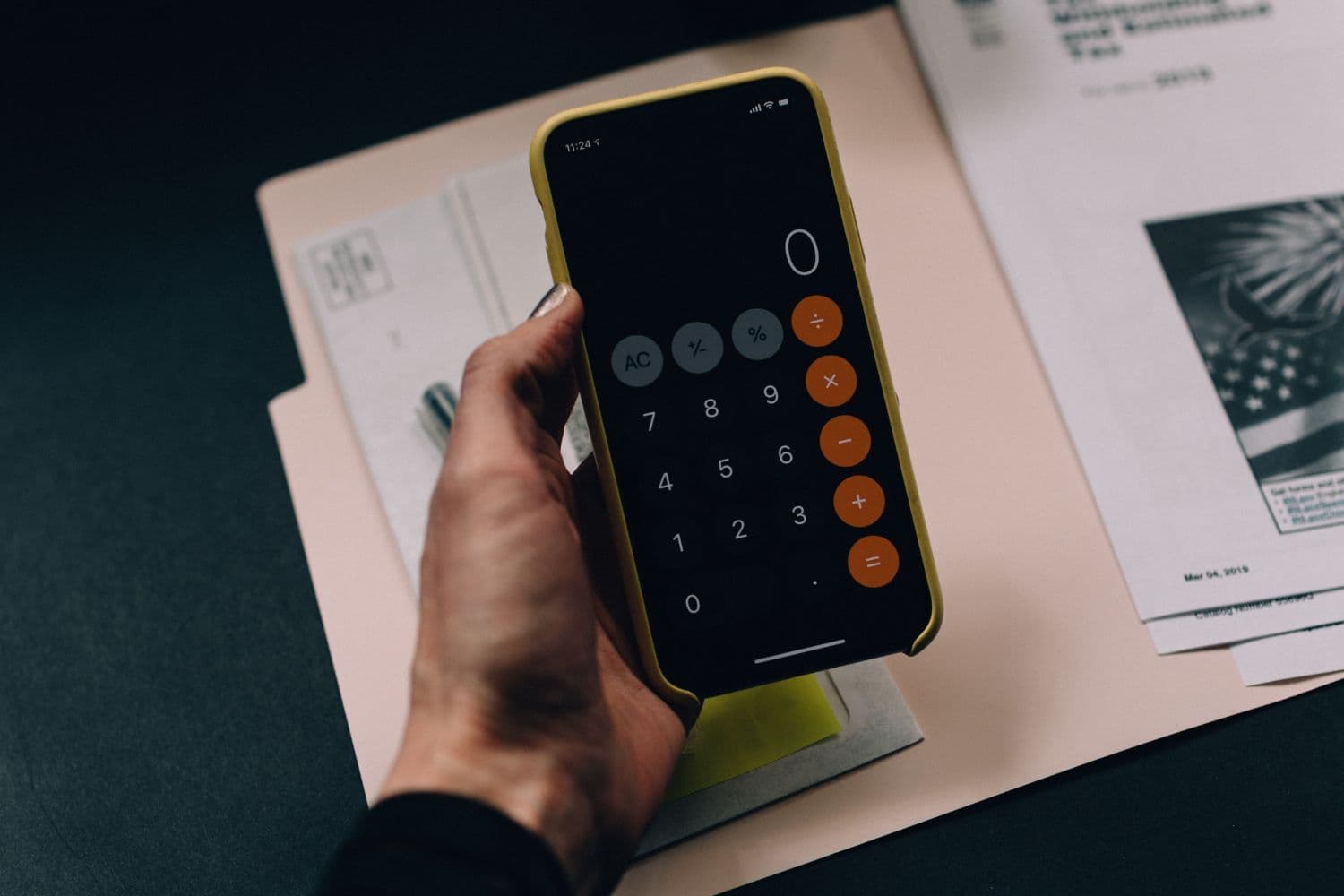 Personne utilisant la calculatrice de son iPhone