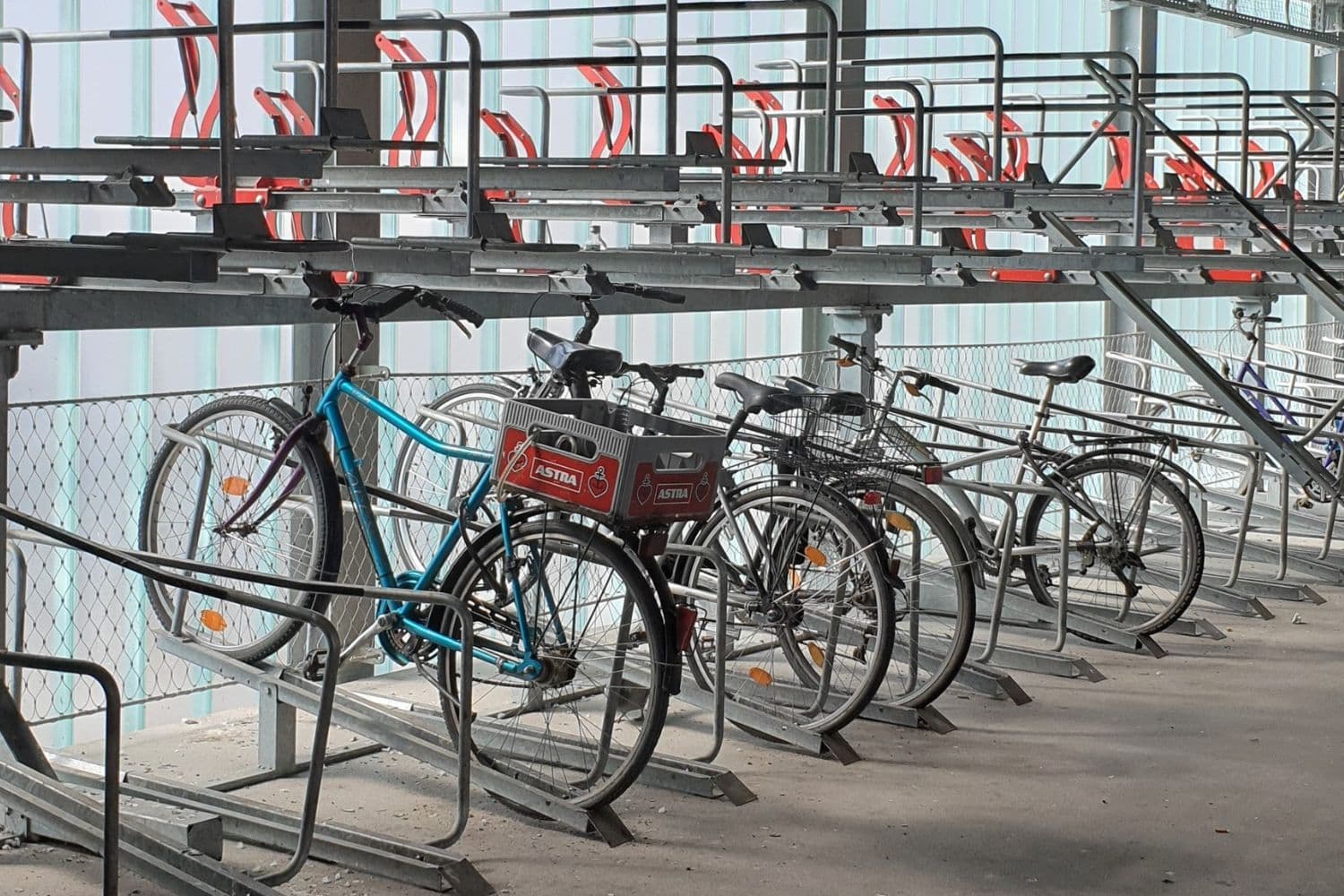 Vélos garés sur un râtelier collectif