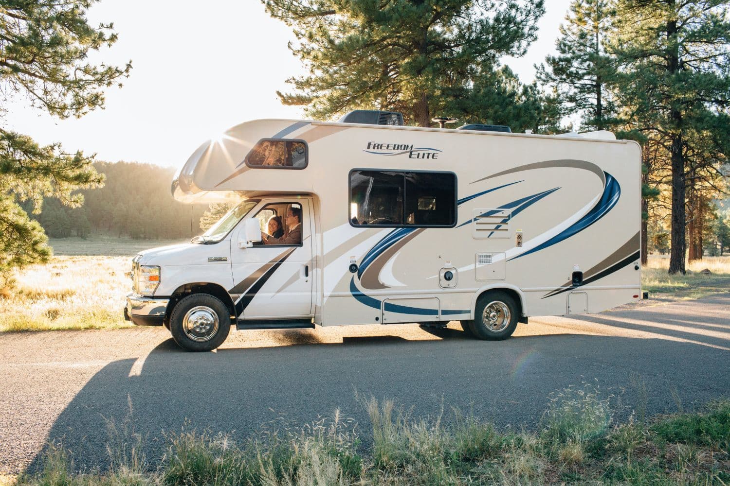 Camping-car sur une route de campagne
