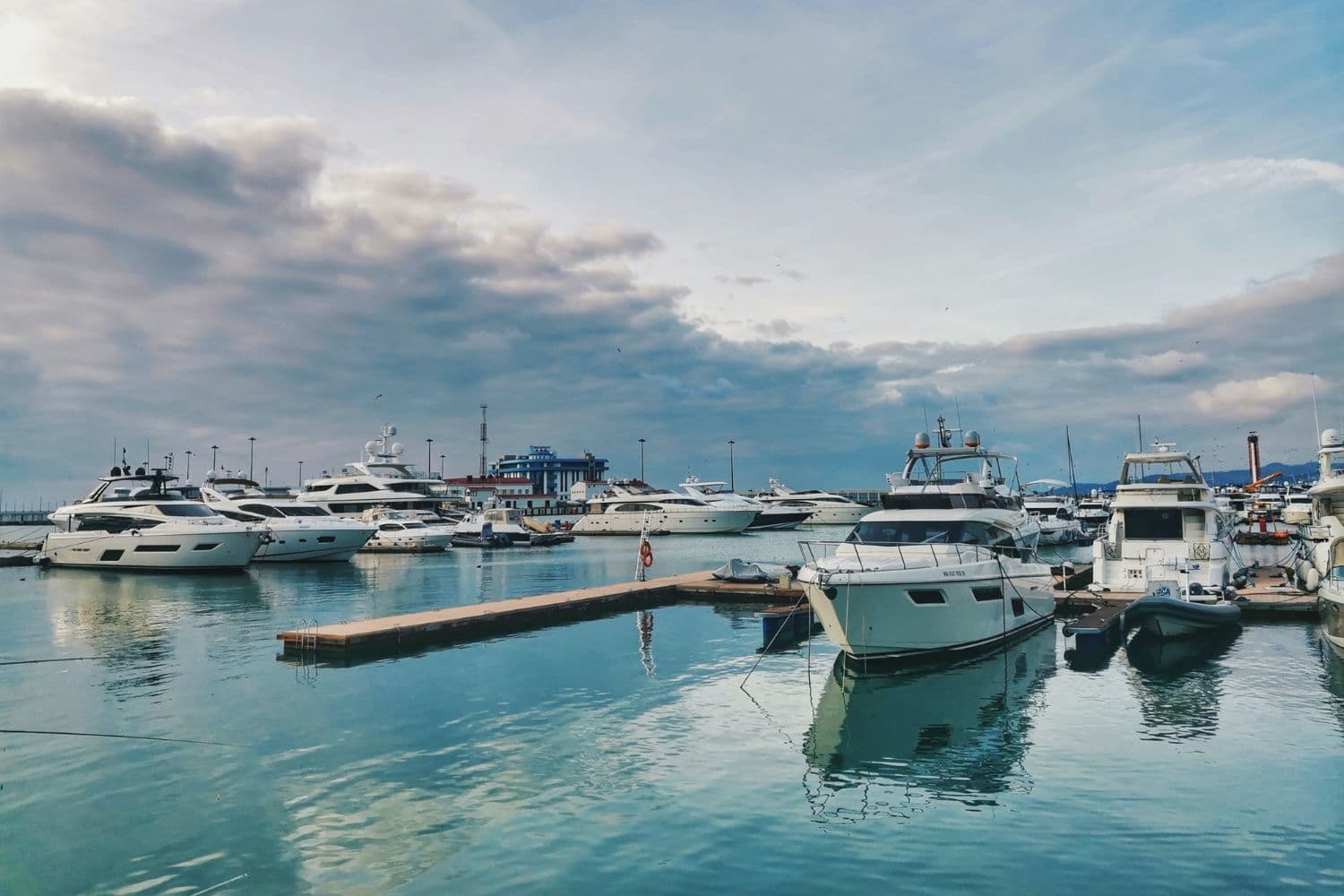 Bateaux amarrés dans un port de plaisance