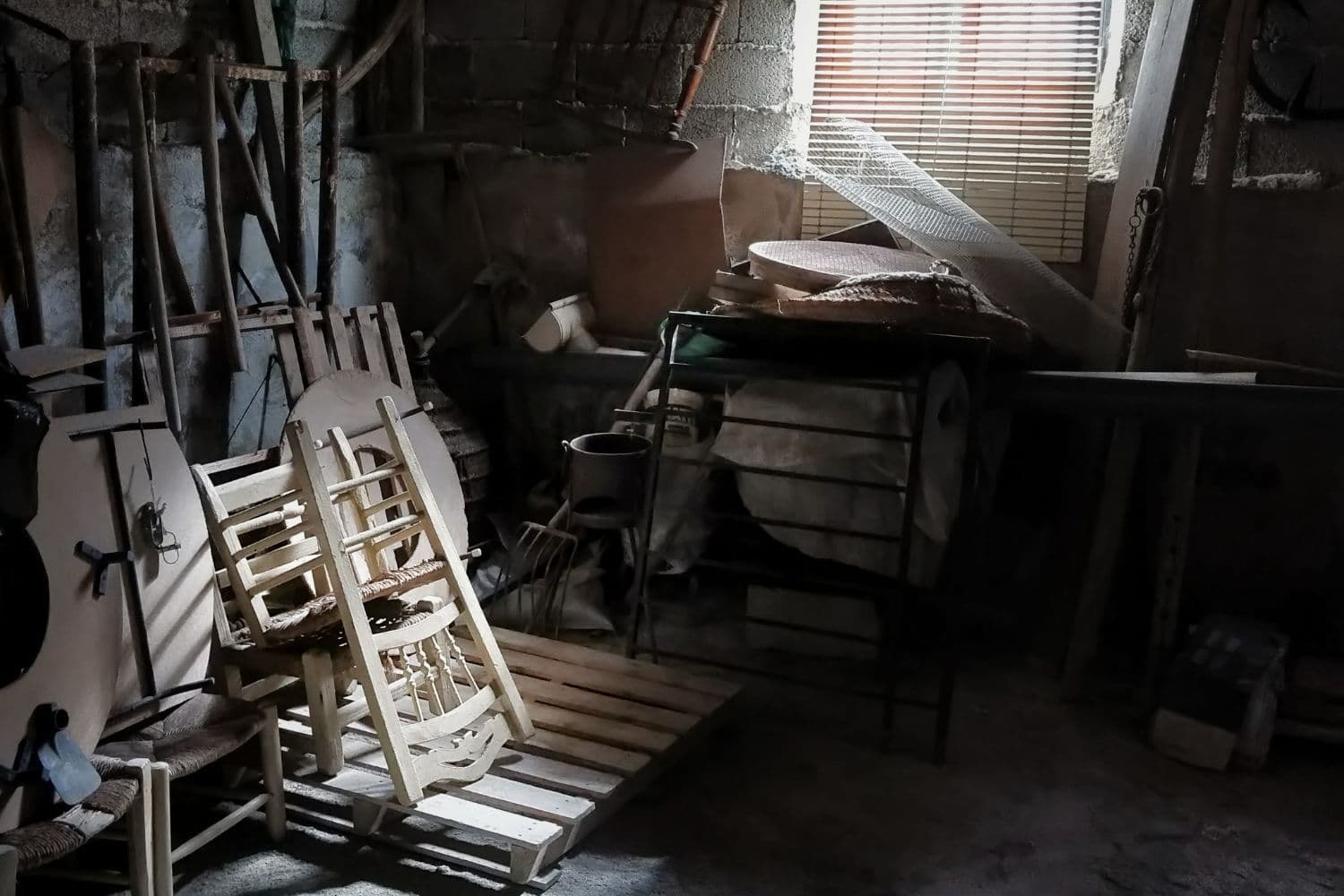 Cave avec fenêtre occupée par de vieux objets