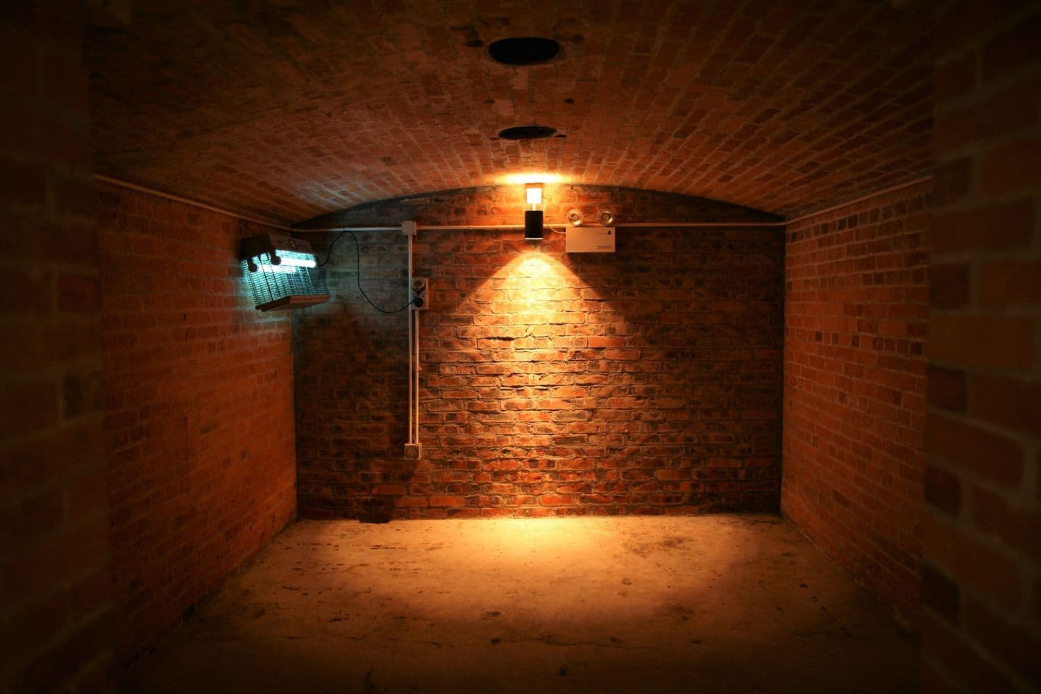 Cave éclairée et entièrement vidée