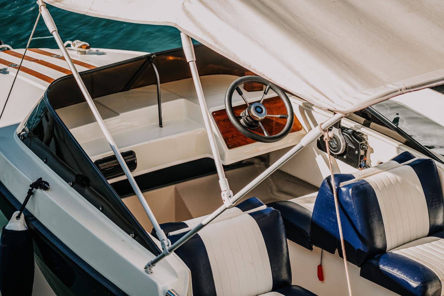 Intérieur d’un petit bateau de plaisance
