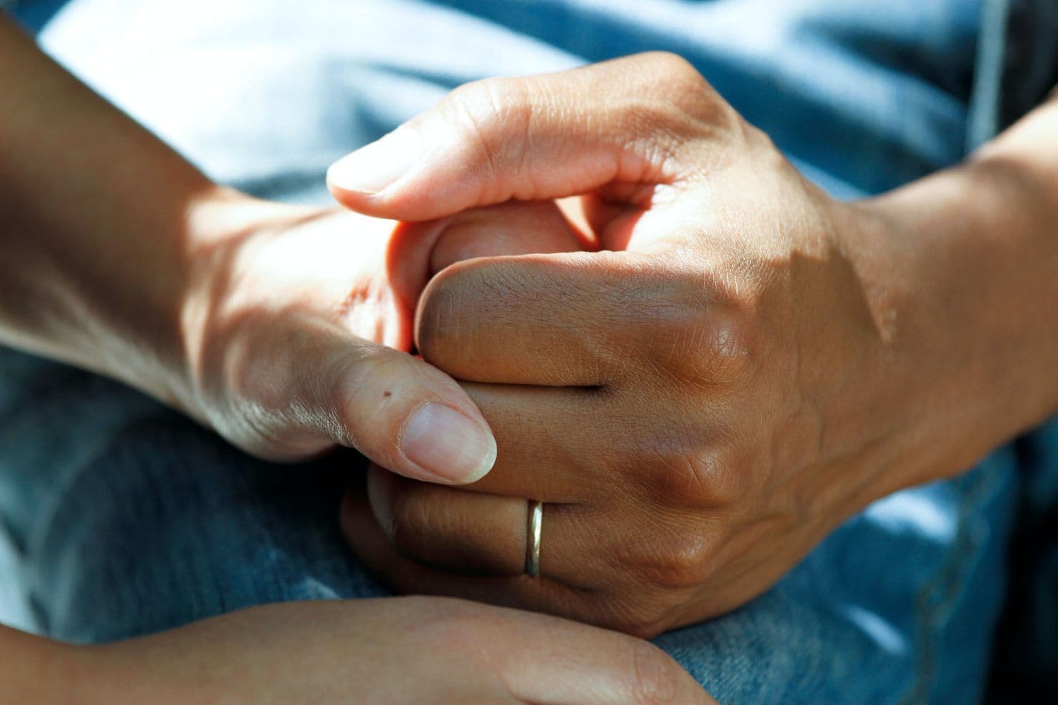 Personnes se tenant les mains en signe de soutien