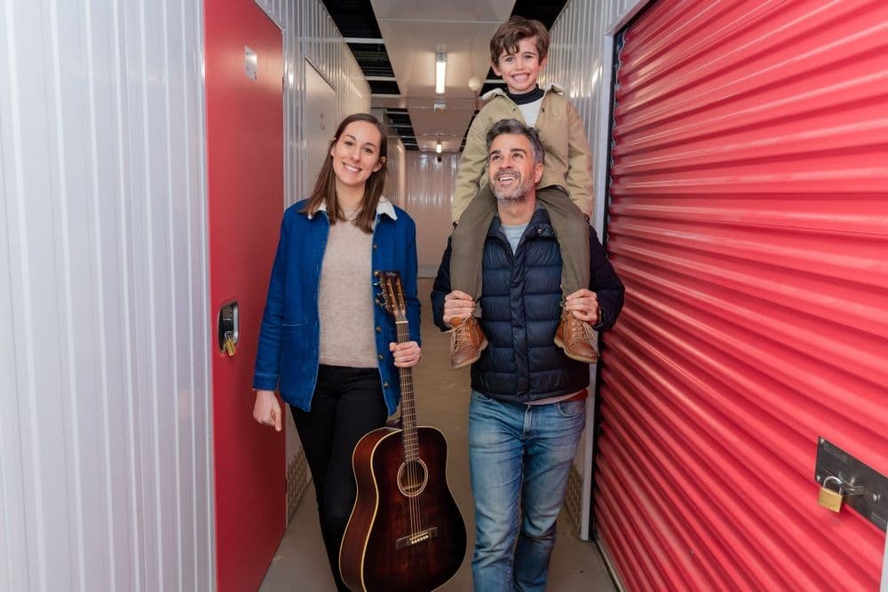 Famille sortant d’un centre de garde-meuble