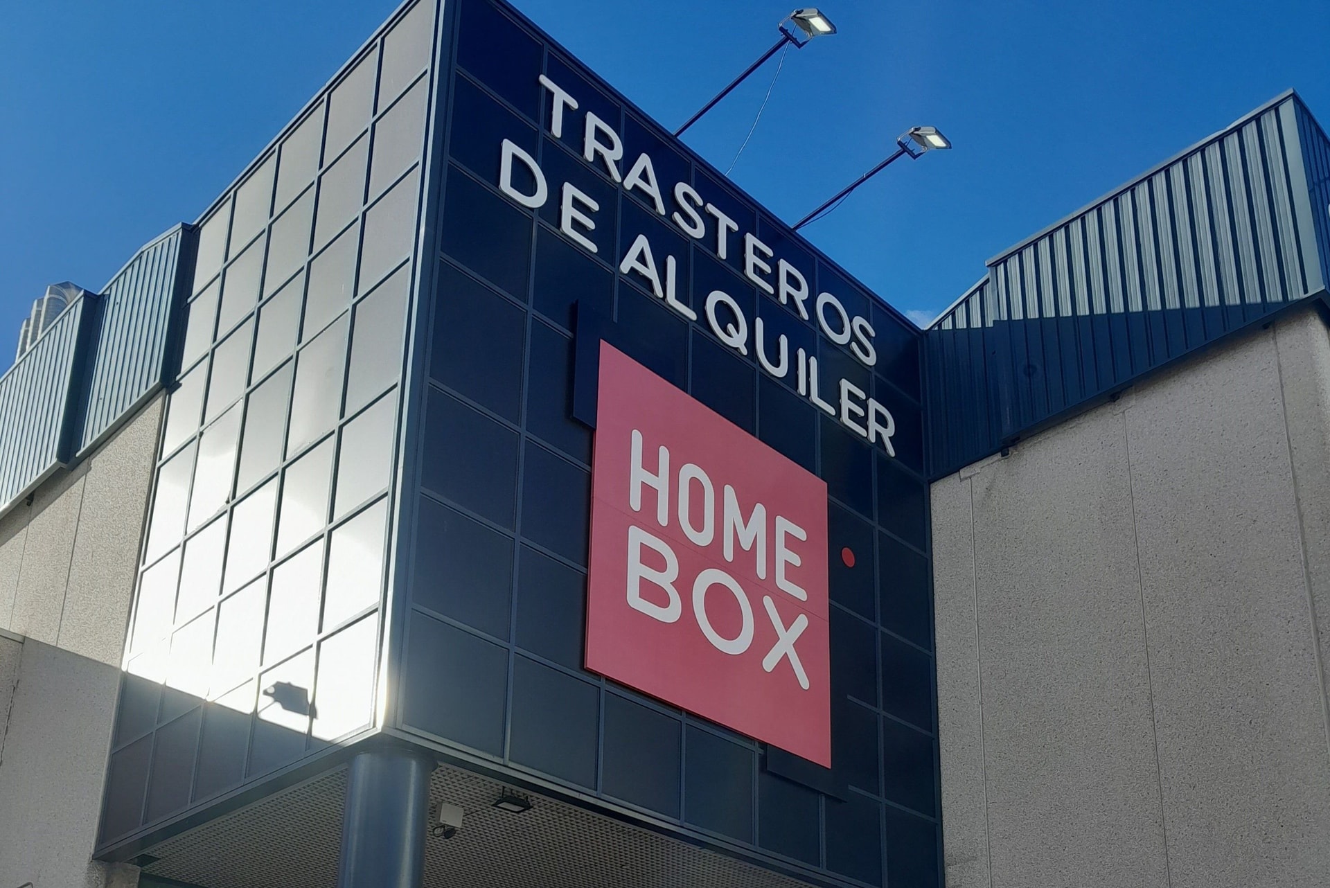 Enseigne Trasteros de Alquiler sur la façade bleue du centre, HOMEBOX Madrid Móstoles, Calle Orfebrería, 1 Móstoles Madrid à Móstoles