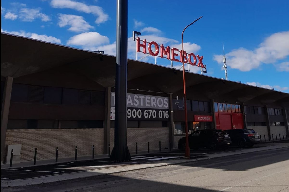 Façade du centre HOMEBOX Alcalá de Henares avec enseigne en hauteur.