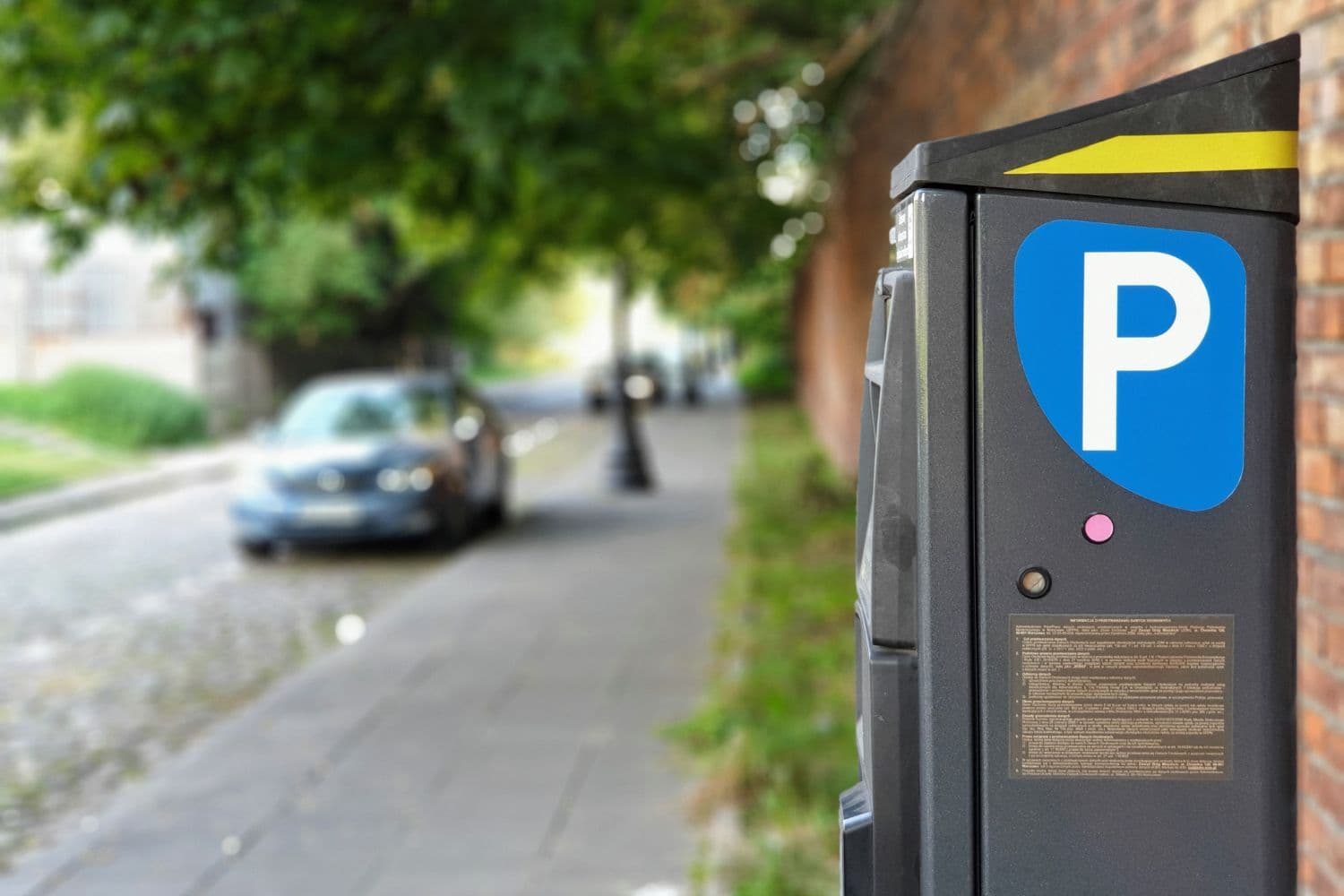 Parcmètre dans une rue calme