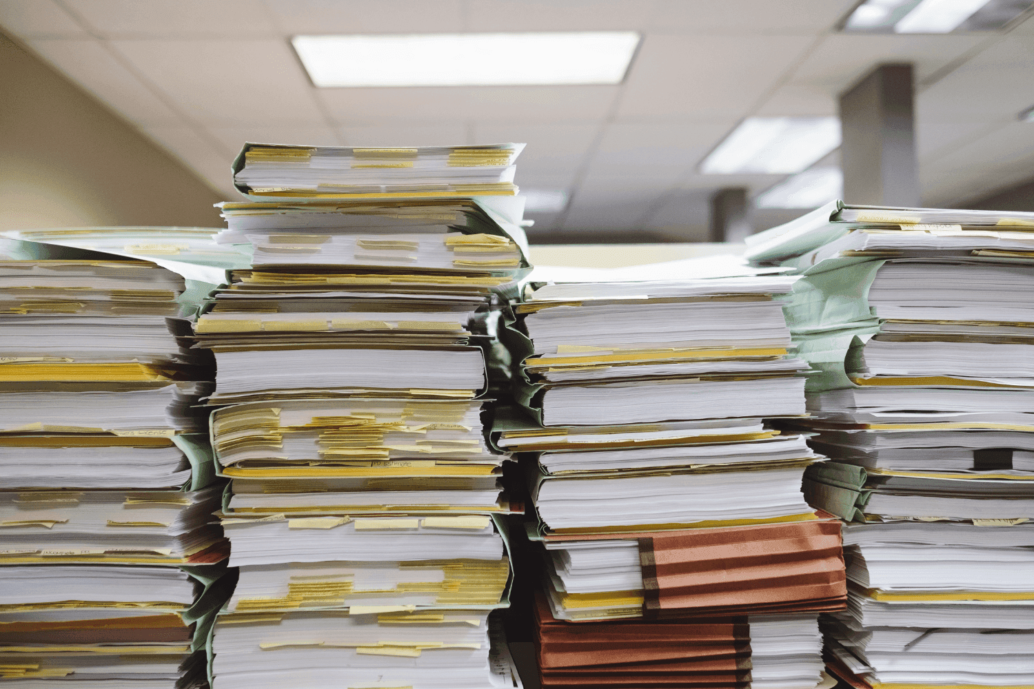 Piles de documents dans une entreprise