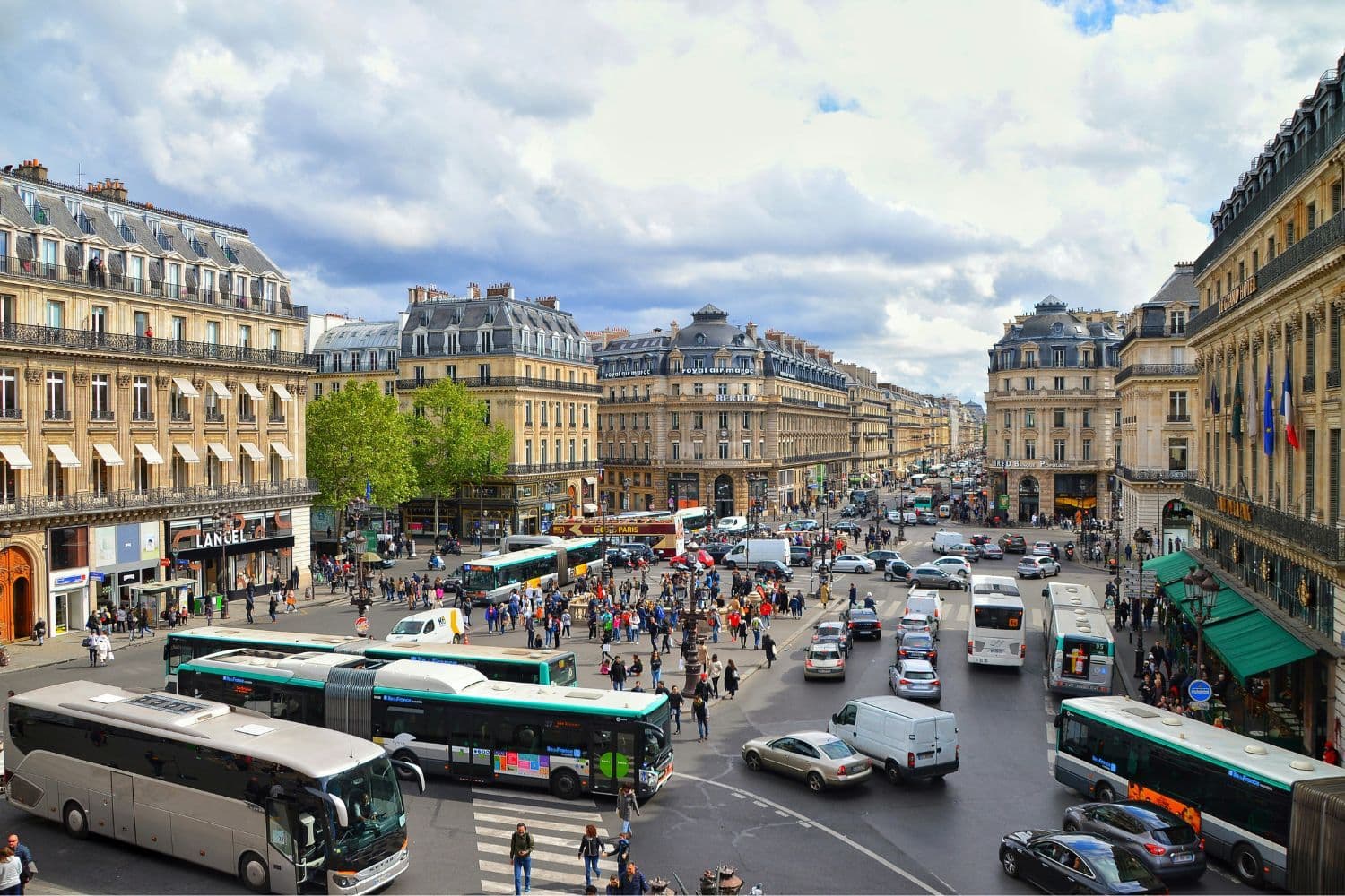 Rue de Paris embouteillée au matin