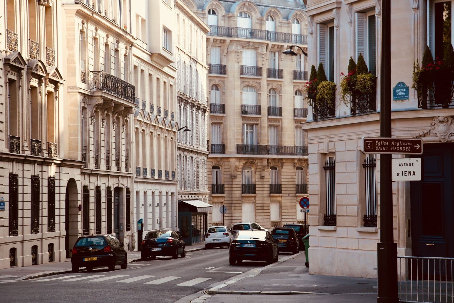 Rue de Paris avec plusieurs voitures stationnées des deux côtés