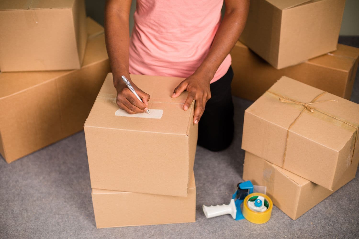 Personne faisant ses cartons dans le cadre d’un déménagement